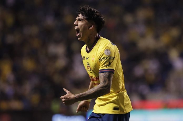 Kevin Álvarez celebrating a goal during the match between the Águilas del América and the Rayados del Monterrey, corresponding to the final of the first leg of the Apertura 2024 tournament of the BBVA MX League, held at the Cuauhtémoc Stadium.