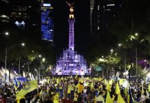 Hundreds of América fans gathered at the Angel de la Independencia to celebrate the club's third championship, which they achieved tonight when they defeated Monterrey