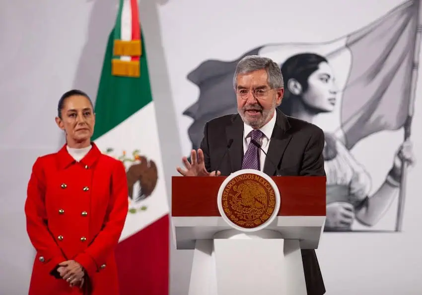 Claudia Sheinbaum Pardo, President of Mexico, accompanied by Juan Ramón de la Fuente Ramírez, Secretary of Foreign Affairs, during a press conference at the National Palace where they highlighted migration issues.