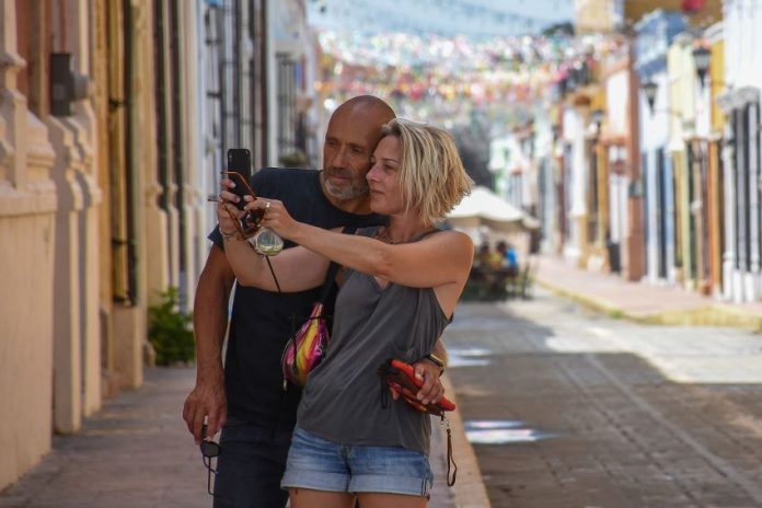 Two expats in San Miguel de Allende asking if the term expat is offensive.