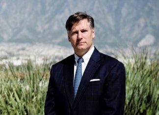 A portrait of former ambassador to Mexico Christopher Landau in the Mexican desert wearing a business suit