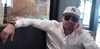 A photo of 'El Mini Lic' wearing sunglasses and a baseball cap in a US cafe, before he was arrested