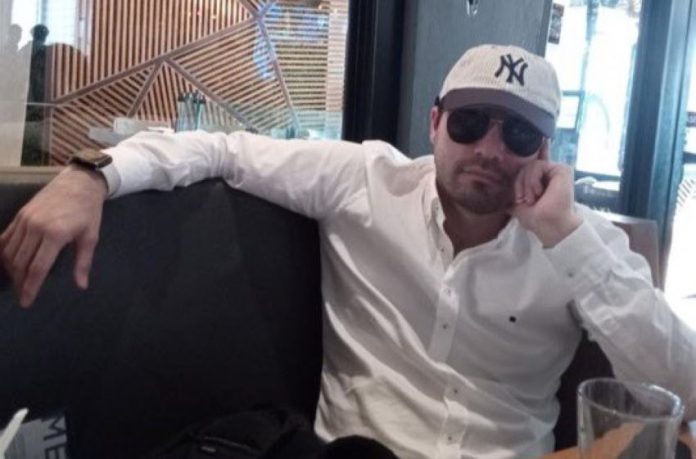 A photo of 'El Mini Lic' wearing sunglasses and a baseball cap in a US cafe, before he was arrested