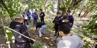 Chiapas authorities examine a clandestine grave