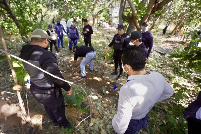 Chiapas authorities examine a clandestine grave