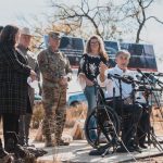 Donald Trump, former President of the United States, and Greg Abbott, Governor of Texas, toured the banks of the Rio Grande, which is currently surrounded by a dense mesh of barbed wire to prevent the entry of migrants. There, the president praised the immigration policy of this entity.