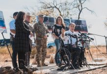 Donald Trump, former President of the United States, and Greg Abbott, Governor of Texas, toured the banks of the Rio Grande, which is currently surrounded by a dense mesh of barbed wire to prevent the entry of migrants. There, the president praised the immigration policy of this entity.