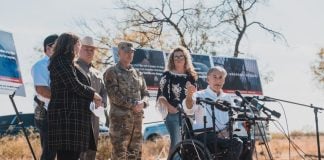 Donald Trump, former President of the United States, and Greg Abbott, Governor of Texas, toured the banks of the Rio Grande, which is currently surrounded by a dense mesh of barbed wire to prevent the entry of migrants. There, the president praised the immigration policy of this entity.