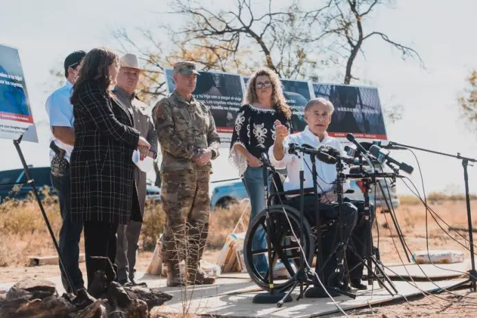 Donald Trump, former President of the United States, and Greg Abbott, Governor of Texas, toured the banks of the Rio Grande, which is currently surrounded by a dense mesh of barbed wire to prevent the entry of migrants. There, the president praised the immigration policy of this entity.