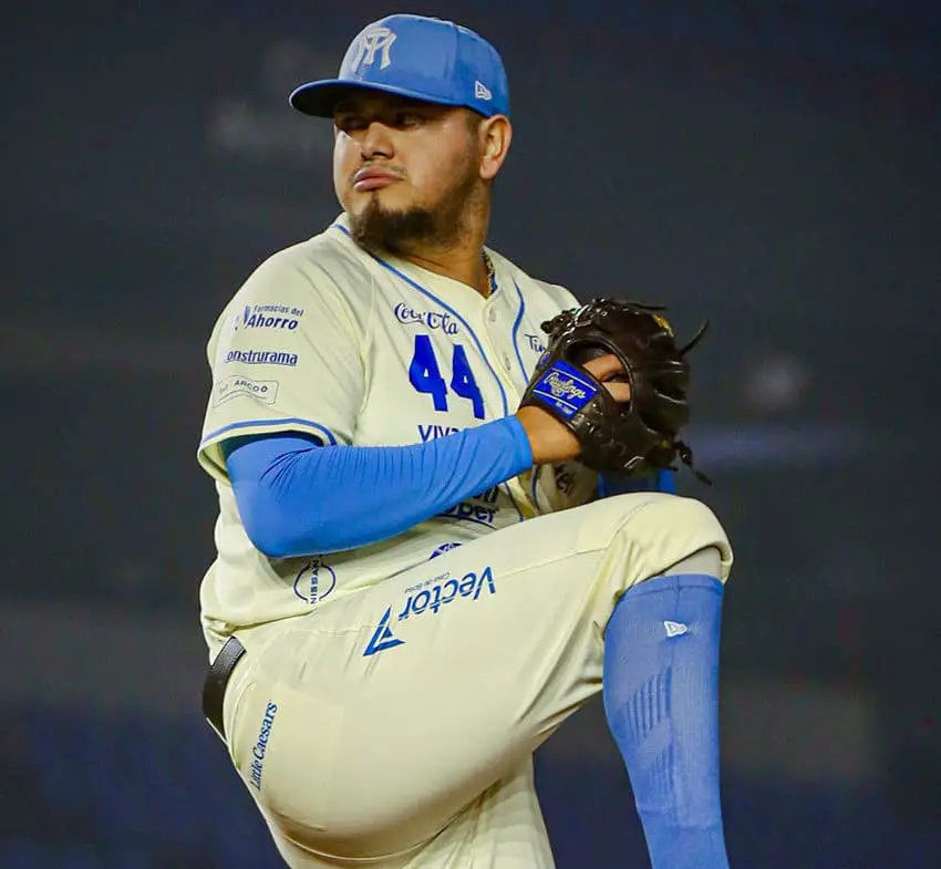 Edgar Torres, pitcher for the Mexican Baseball League team Sultanes de Monterrey, with his glove over his hand and leg raised, in position to throw a pitch at a recent Sultans game.