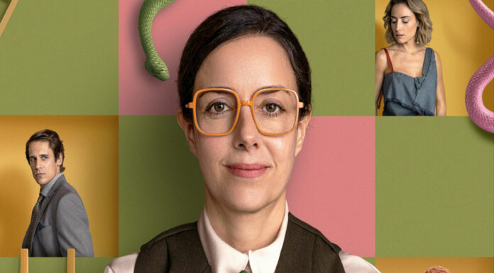 A collage-style promotional image for the series "Serpientes y Escaleras" (Snakes and Ladders), one of the best Mexican TV series in 2025. In the center, actress Cecilia Suarez, who has dark hair and orange-framed glasses, smiles faintly as she looks into the camera. Around her are smaller panels featuring a man in a suit, a woman looking down and a young man with dyed hair. Green and pink snakes are visible in the corners of the central image.