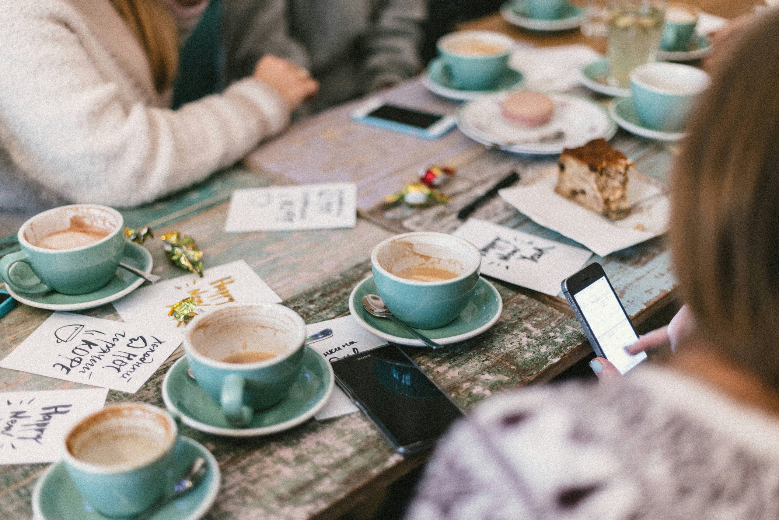 Amigos tomando un buen café y charlando.