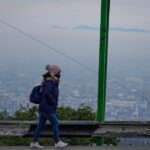 Residents of Mexico City are dressed to mitigate the cold of the early hours of the day