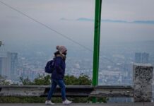 Residents of Mexico City are dressed to mitigate the cold of the early hours of the day