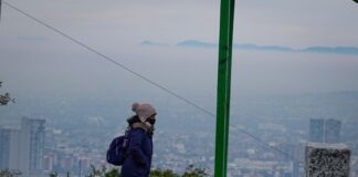 Residents of Mexico City are dressed to mitigate the cold of the early hours of the day