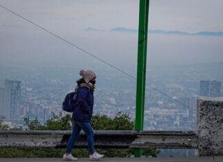 Residents of Mexico City are dressed to mitigate the cold of the early hours of the day