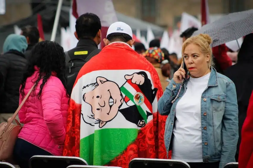 In the face of low temperatures, residents of the capital attend the 100-day report of Claudia Sheinbaum, President of Mexico, in the Zócalo of Mexico City