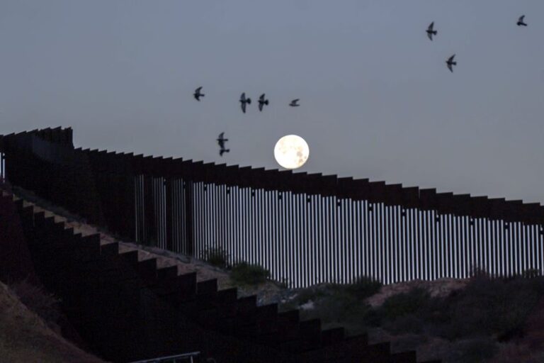 US deploys 1,500 troops to border with Mexico