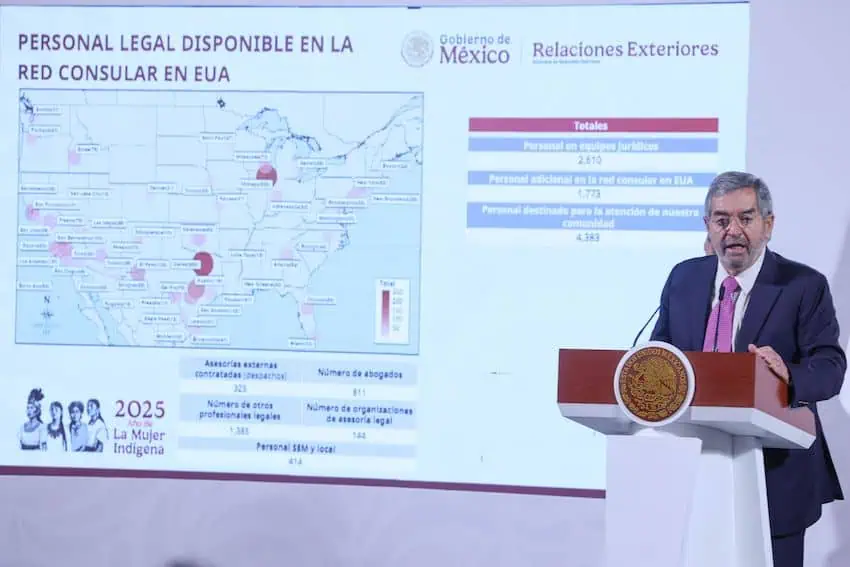 Foreign Affairs Minister Juan Ramón de la Fuente presents a map of the Mexican consular network in the United States as well as the number of U.S.-based lawyers and other support staff for future deportation cases.