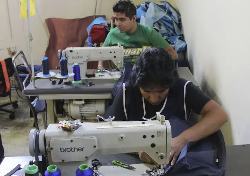 Unemployed women in the Iztapalapa district opened the first cooperative sewing store as part of the "Que Buena Puntada" program, which was subsidized by the Federal District's Labor Secretariat.