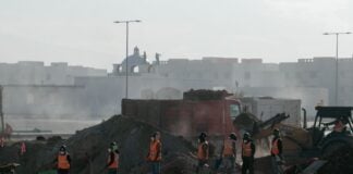 Construction workers at a work site, illustrating Mexico's low unemployment rate
