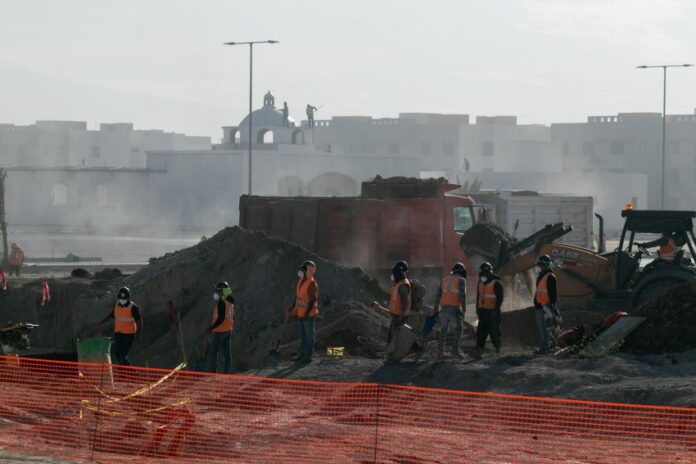 Construction workers at a work site, illustrating Mexico's low unemployment rate