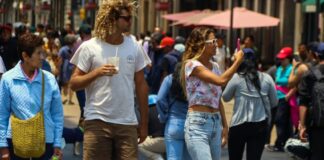 National and foreign tourists visit the Zócalo on this warm and semi-empty Sunday