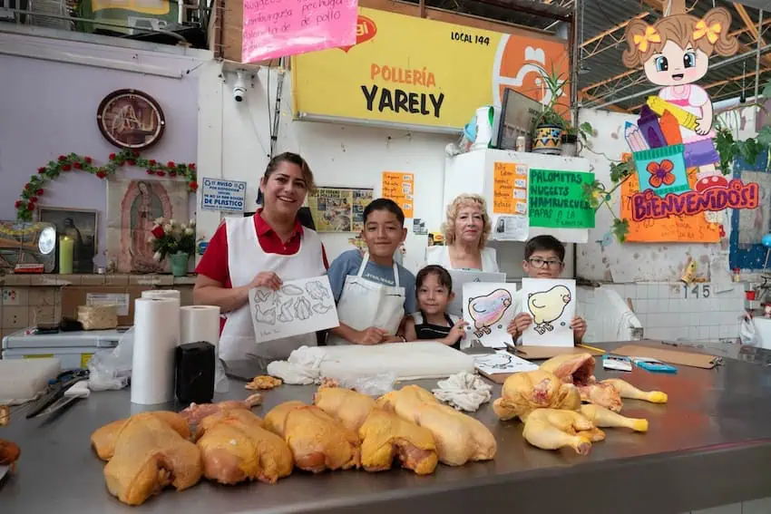 The polleras and workshop leaders Mayeli and Mrs. Tere accompanied by the children Tadeo, Bárbara and Matías during the summer course at the Tere Chicken Shop in Mi Mercado Agricola Oriental