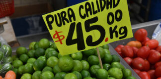 A pile of limes with a sign that reads "Pura calidad, $45 por kg," illustrating the decrease in inflation in Mexico