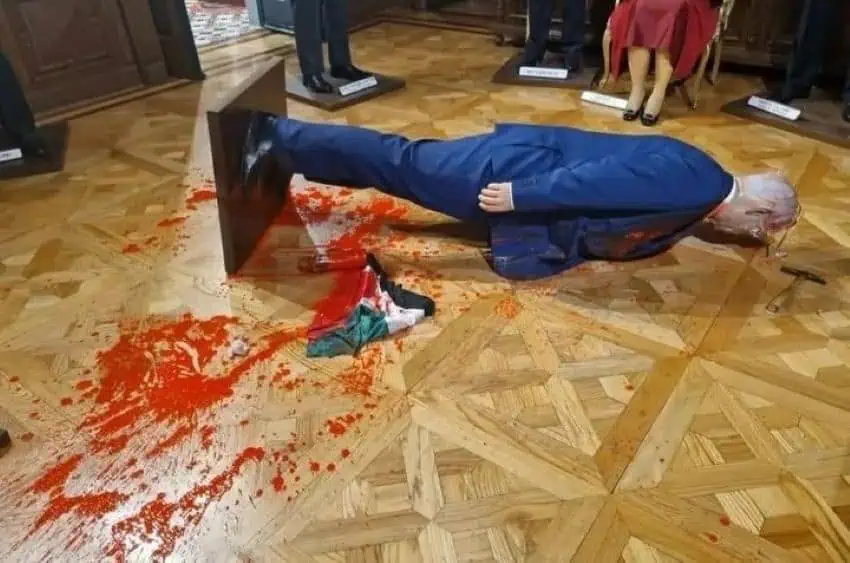 Benjamin Netanyahu's statue after the attack on Mexico City's Wax Museum