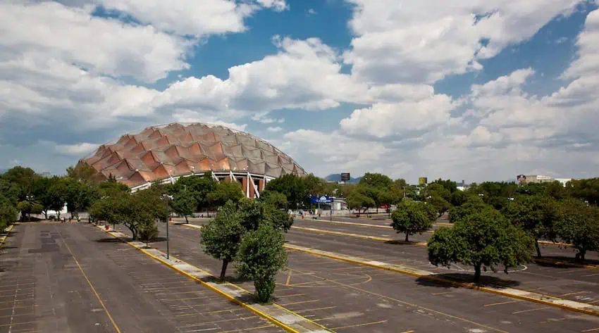 Perspective of the Palacio de los Deportes venue located within the Hermanos Rodríguez Autodrome, part of the Magdalena Mixhuca Sports City in the Granjas México neighborhood.