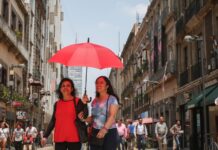 The Mexico City government has placed hydration points in the first quadrant of the Zócalo where passersby can stop by to have a glass of natural water, in order to avoid heat stroke or dehydration in the face of the third heat wave affecting the City.