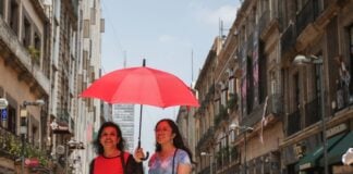 The Mexico City government has placed hydration points in the first quadrant of the Zócalo where passersby can stop by to have a glass of natural water, in order to avoid heat stroke or dehydration in the face of the third heat wave affecting the City.