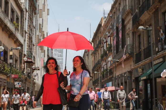 The Mexico City government has placed hydration points in the first quadrant of the Zócalo where passersby can stop by to have a glass of natural water, in order to avoid heat stroke or dehydration in the face of the third heat wave affecting the City.