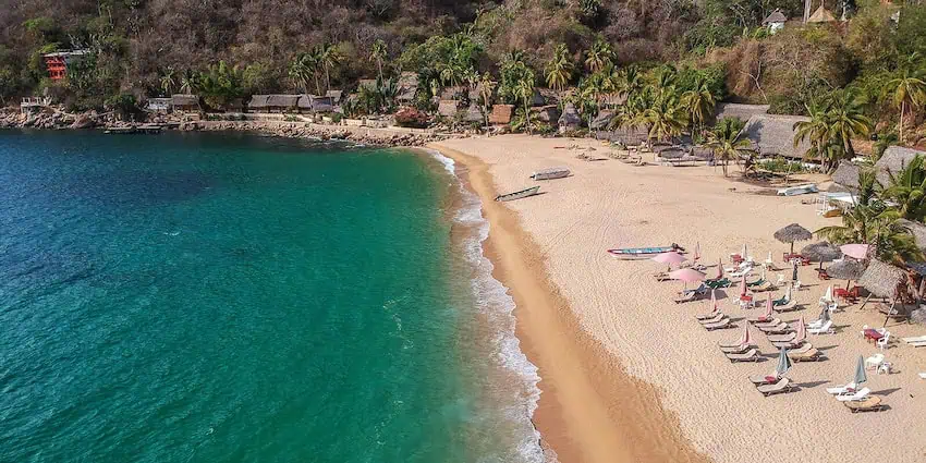 Yelapa Beach is bathed by emerald waters with gentle waves, suitable for swimming and water activities such as snorkeling, diving, kayaking, paragliding, parasailing and even sport fishing.