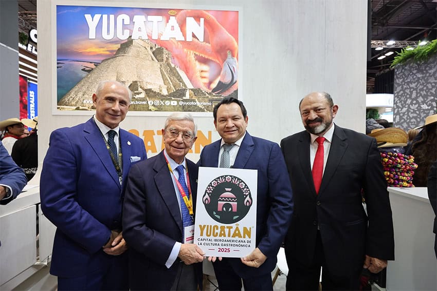 Yucatán Gov. Joaquín Díaz Mena displays Yucatán's gastronomy award in a photo with International Tourism Fair officials