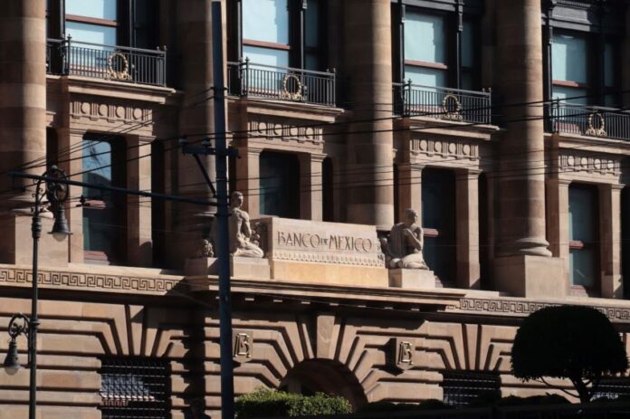 Facade of Bank of Mexico building in Mexico City, done in a classical style of architecture with arches, pillars, and balconies at each upper floor window