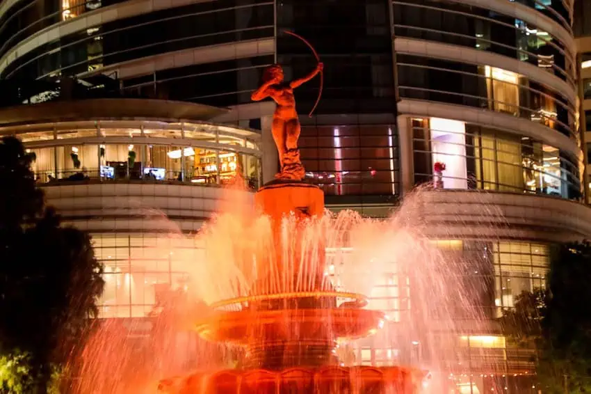 The Diana la Cazadora statue illuminated at night.