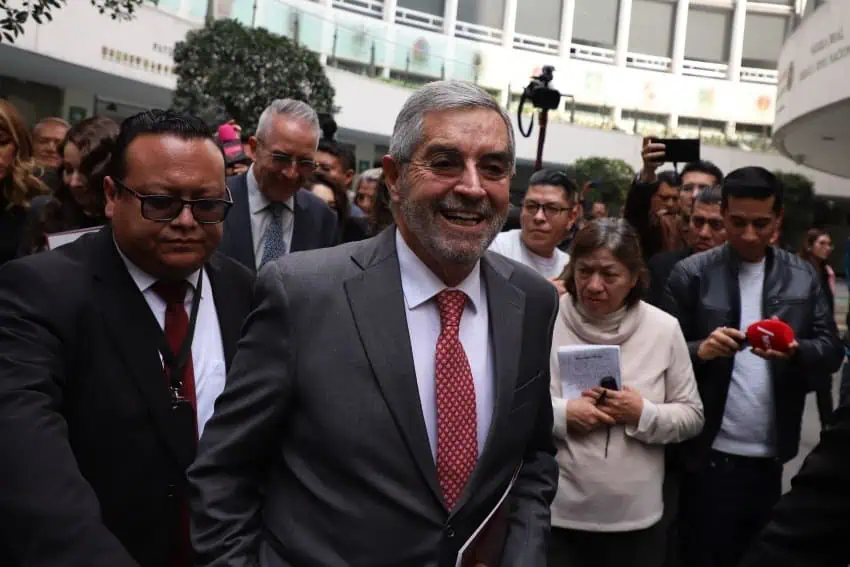 Mexico's Foreign Affairs Minister Juan Ramon de la Fuente arriving at the Mexican Congress. Several politicians and reporters are behind him.