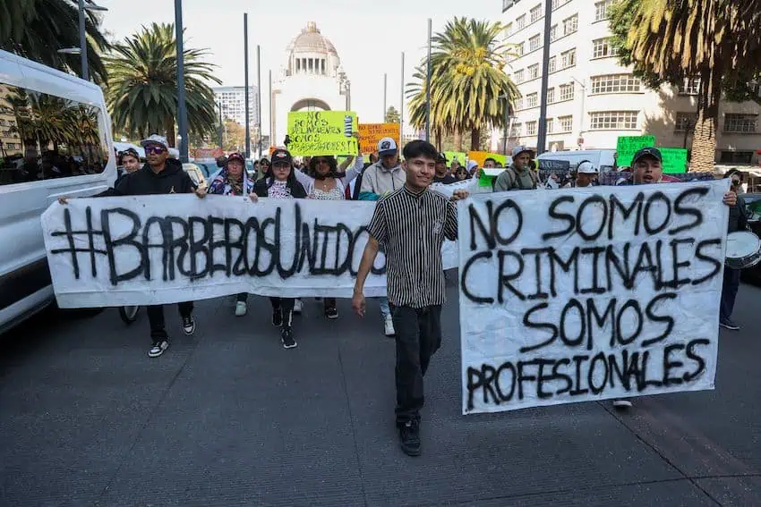 Hundreds of beauty salon workers marched in Mexico City on Monday to demand that authorities let them reopen their businesses. 