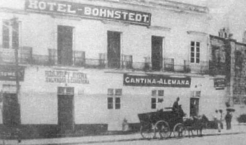 A black and white photo of El Güero restaurant in Guadalajara