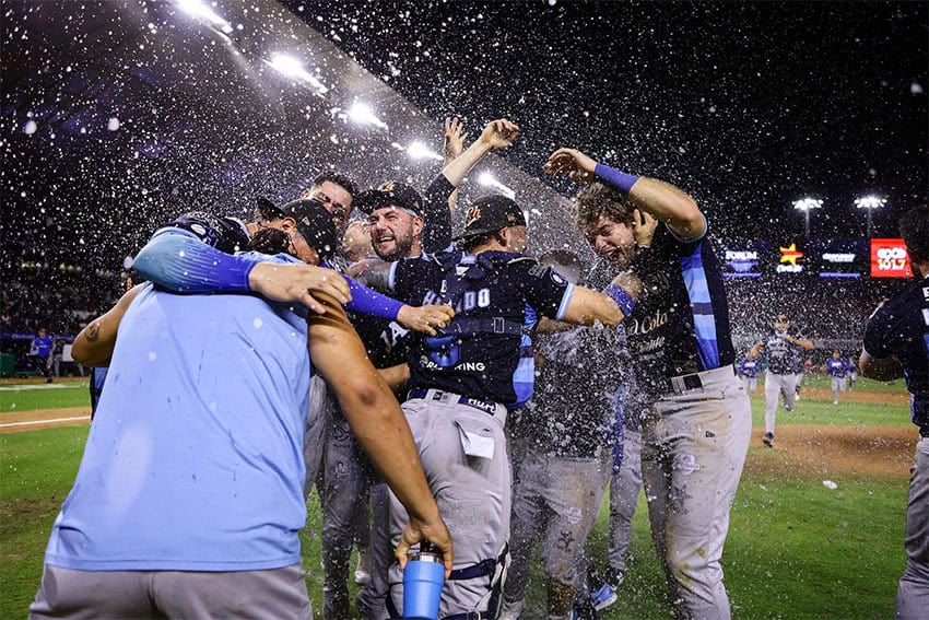 The Jalisco Charros celebrate after beating the Culiacán Tomateros