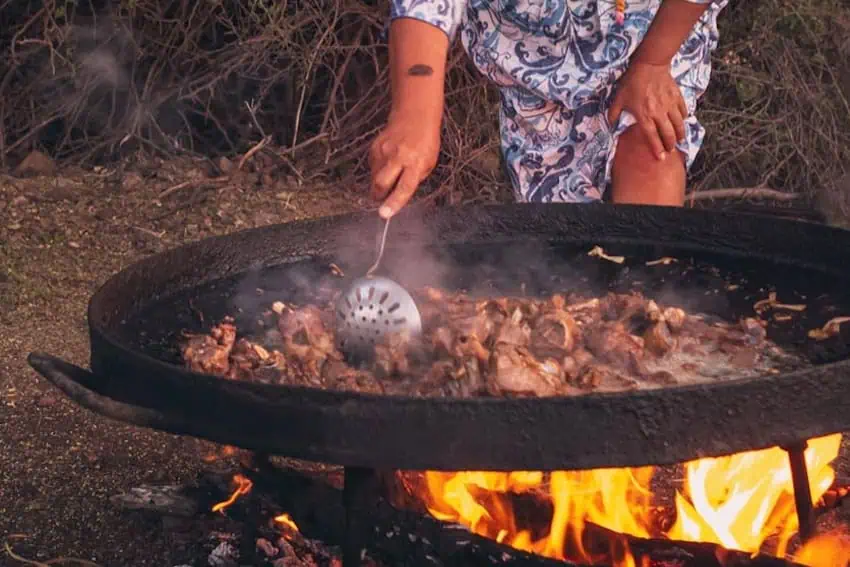 Una mujer preparando carne 