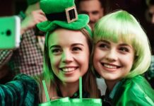 Two women take a selfie at El Squid Roe