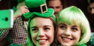 Two women take a selfie at El Squid Roe