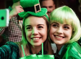 Two women take a selfie at El Squid Roe