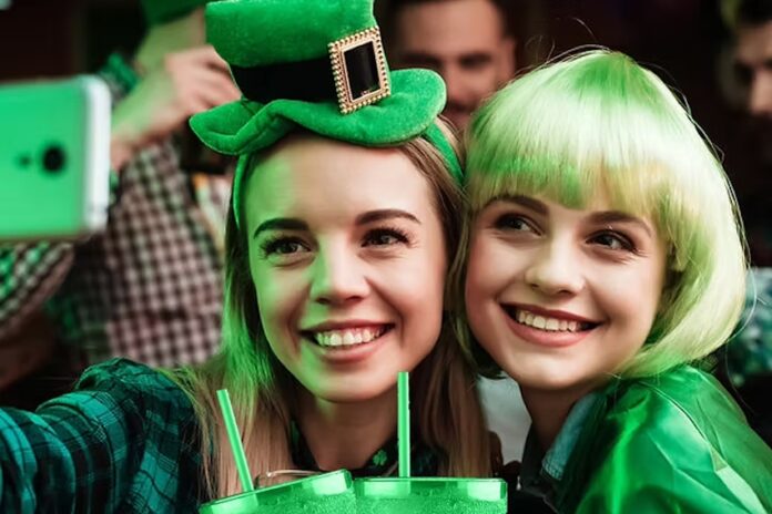 Two women take a selfie at El Squid Roe