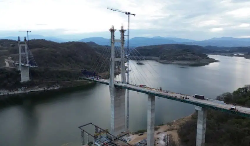 Suspension bridge crossing over a wide dam in La Concordia, Chiapas.