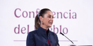 President Sheinbaum at the podium of her Monday mañanera conference, where she discussed Ebrard's plans to attend tariff talks in the U.S.