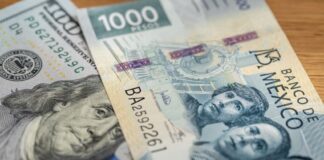 Mexican pesos and US dollar bills